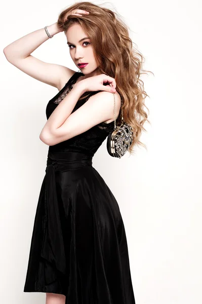 Szép fiatal szőke lány, fekete ruhás portréja. Divat fotó — Stock Fotó