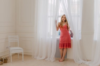 Sabah erkenden, yaklaşan günü hakkında düşünme pencerenin kenarında oturan kadın