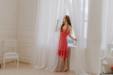 Sabah erkenden, yaklaşan günü hakkında düşünme pencerenin kenarında oturan kadın