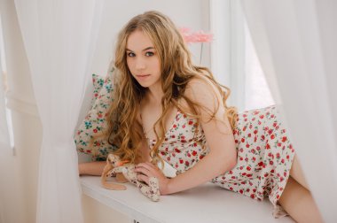 Sabah erkenden, yaklaşan günü hakkında düşünme pencerenin kenarında oturan kadın