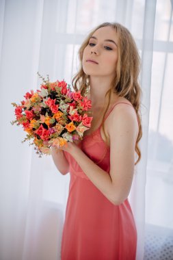 Sabah erkenden, yaklaşan günü hakkında düşünme pencerenin kenarında oturan kadın