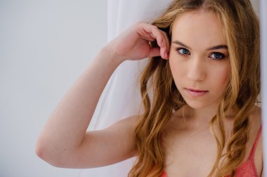 Sabah erkenden, yaklaşan günü hakkında düşünme pencerenin kenarında oturan kadın