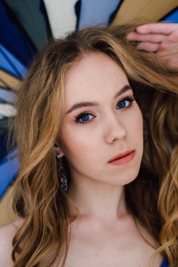 Zarif mavi külot ve sutyen güzel seksi Bayan. Moda portre modelinin kapalı. Bir şemsiye tutan güzellik sarışın kadın. Yüzünü kapat. Düzeltisiz atış