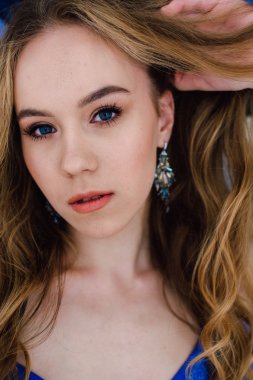 Zarif mavi külot ve sutyen güzel seksi Bayan. Moda portre modelinin kapalı. Bir şemsiye tutan güzellik sarışın kadın. Yüzünü kapat. Düzeltisiz atış