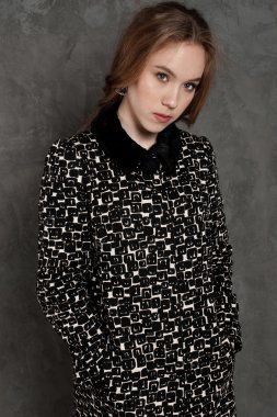 Bir kat arka plan weariing poz çanta ile kız moda