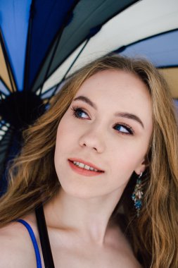 Zarif mavi külot ve sutyen güzel seksi Bayan. Moda portre modelinin kapalı. Bir şemsiye tutan güzellik sarışın kadın. Yüzünü kapat. Düzeltisiz atış