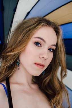 Zarif mavi külot ve sutyen güzel seksi Bayan. Moda portre modelinin kapalı. Bir şemsiye tutan güzellik sarışın kadın. Yüzünü kapat. Düzeltisiz atış