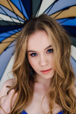 Zarif mavi külot ve sutyen güzel seksi Bayan. Moda portre modelinin kapalı. Bir şemsiye tutan güzellik sarışın kadın. Yüzünü kapat. Düzeltisiz atış