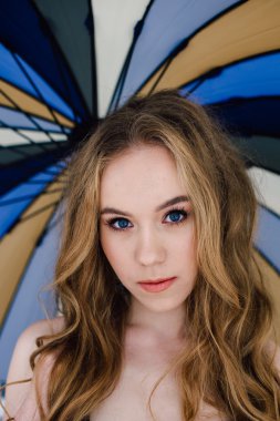 Zarif mavi külot ve sutyen güzel seksi Bayan. Moda portre modelinin kapalı. Bir şemsiye tutan güzellik sarışın kadın. Yüzünü kapat. Düzeltisiz atış