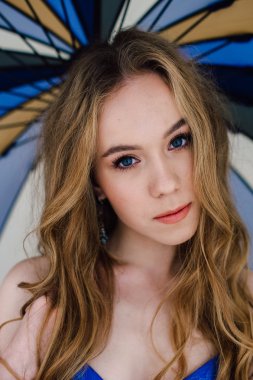 Zarif mavi külot ve sutyen güzel seksi Bayan. Moda portre modelinin kapalı. Bir şemsiye tutan güzellik sarışın kadın. Yüzünü kapat. Düzeltisiz atış