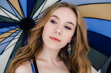 Zarif mavi külot ve sutyen güzel seksi Bayan. Moda portre modelinin kapalı. Bir şemsiye tutan güzellik sarışın kadın. Yüzünü kapat. Düzeltisiz atış