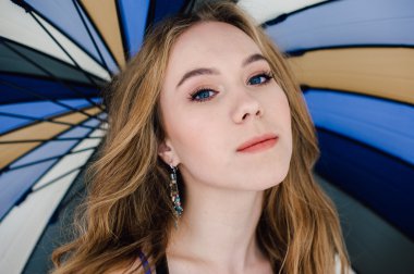 Zarif mavi külot ve sutyen güzel seksi Bayan. Moda portre modelinin kapalı. Bir şemsiye tutan güzellik sarışın kadın. Yüzünü kapat. Düzeltisiz atış