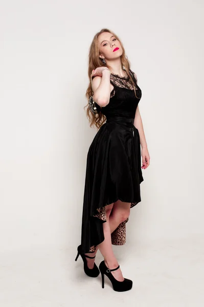 Porträtt av vacker ung blond flicka i svart klänning. mode foto — Stockfoto