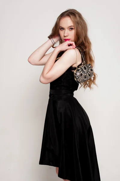 Портрет красивой молодой блондинки в черном платье. Мода фото — стоковое фото