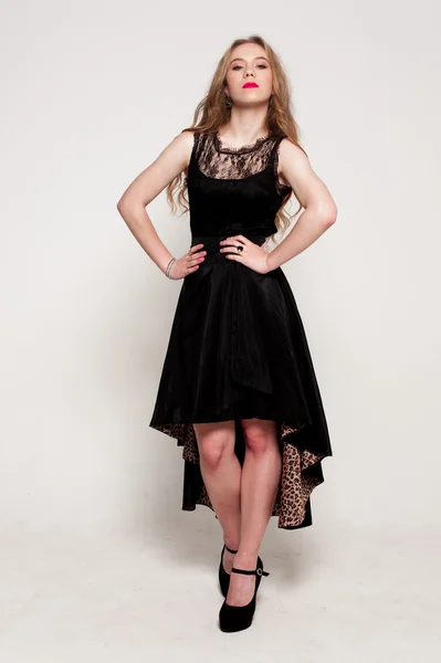Retrato de bela jovem loira em vestido preto. Foto de moda — Fotografia de Stock