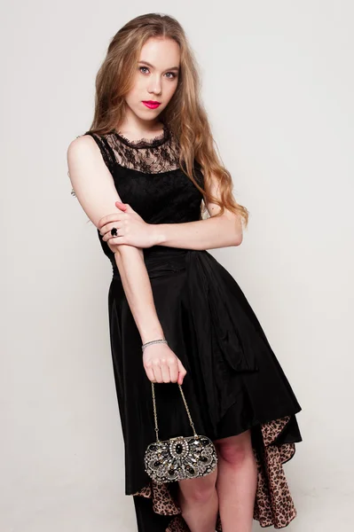 黒のドレスで美しい若いブロンドの女の子の肖像画。ファッション写真 — ストック写真