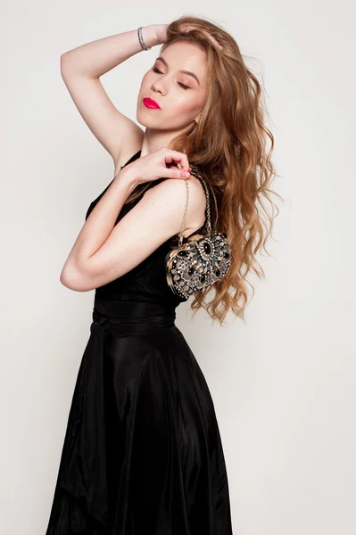 Szép fiatal szőke lány, fekete ruhás portréja. Divat fotó — Stock Fotó