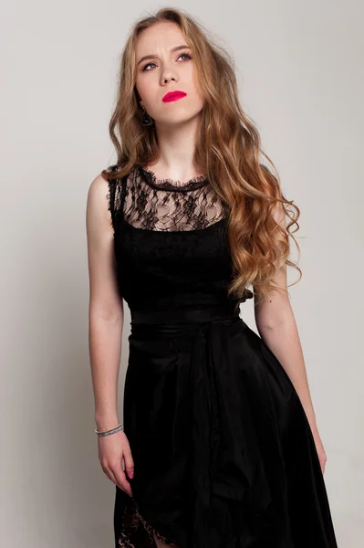 Портрет красивой молодой блондинки в черном платье. Мода фото — стоковое фото