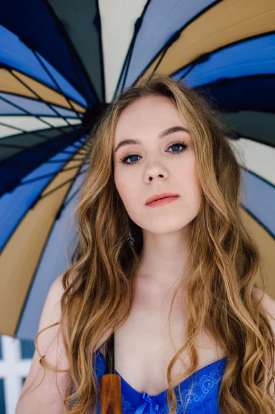Zarif mavi külot ve sutyen güzel seksi Bayan. Moda portre modelinin kapalı. Bir şemsiye tutan güzellik sarışın kadın. Yüzünü kapat. Düzeltisiz atış
