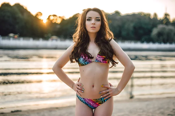 Hübsche junge Frau im Bikini posiert im Sommer im Strandurlaub im Freien — Stockfoto