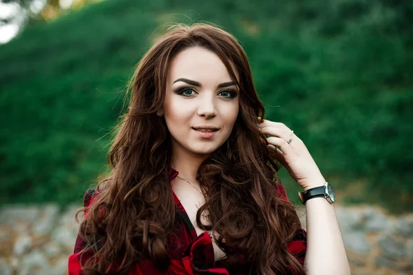 Menina bonita hipster posando e sorrindo perto de fundo da parede urbana em camisa xadrez vermelho, shorts, ao ar livre retrato de verão . — Fotografia de Stock