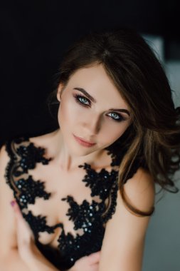 Yakın çekim. Bireysellik. Siyah balo Abiye düşünceli zarif bayan. Studio düzeltisiz fotoğraf.