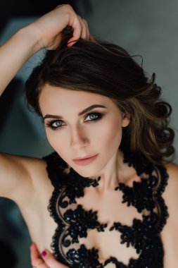 Yakın çekim. Bireysellik. Siyah balo Abiye düşünceli zarif bayan. Studio düzeltisiz fotoğraf.
