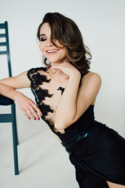 Bireysellik. Siyah balo Abiye düşünceli zarif bayan. Studio düzeltisiz fotoğraf.