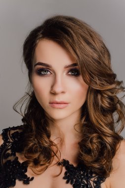 Yakın çekim. Bireysellik. Siyah balo Abiye düşünceli zarif bayan. Studio düzeltisiz fotoğraf.