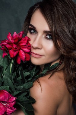 Güzel seksi şık genç yetişkin kadın iç çamaşırı pembe peonies güzel buket ile. Stüdyo çekim düzeltisiz. Yakın çekim.