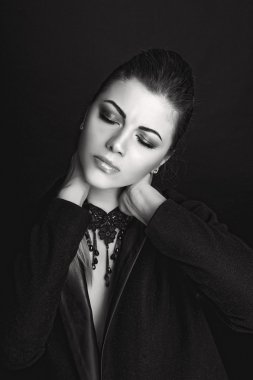 Ağlıyor, korku, öfke, ifade genç güzel bir kızın duygusal portre siyah arka plan üzerinde poz. Mükemmel cilt ve saç. Yakın çekim. Siyah ve beyaz (tek renkli) stüdyo çekim düzeltisiz