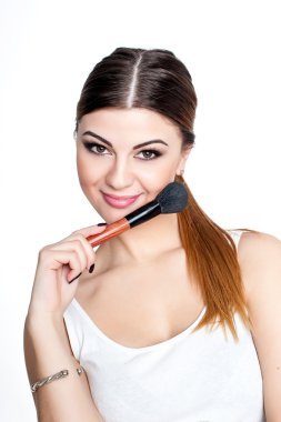 Güzellik kız makyaj fırçası ile sanatçı makyaj. Parlak tatil makyaj kahverengi gözlü esmer kadın için. Güzel yüzüm. Makyaj. Mükemmel cilt. Makyaj uygulamak