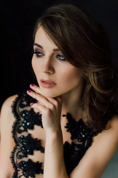 Fecha. Individualidade. Senhora elegante pensativo em vestido de noite de baile preto. Estúdio foto retocada . — Fotografia de Stock