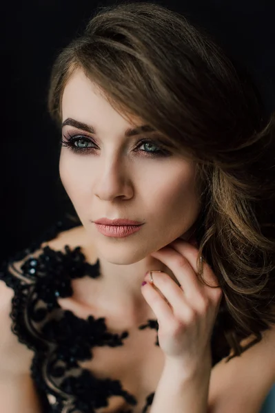 Fecha. Individualidade. Senhora elegante pensativo em vestido de noite de baile preto. Estúdio foto retocada . — Fotografia de Stock