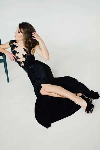 Individualität. Nachdenkliche elegante Dame im schwarzen Abendkleid. Atelier retuschiert Foto. — Stockfoto