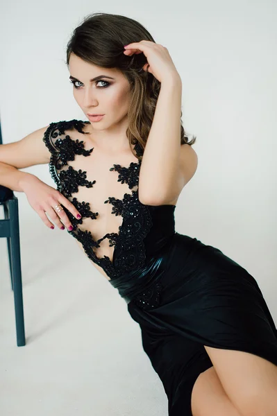 Individualiteit. Doordachte elegante dame in zwarte Prom avondjurk. Studio geretoucheerde foto. — Stockfoto