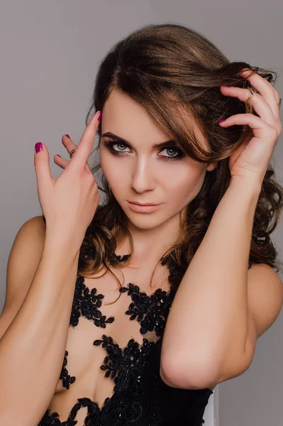 Yakın çekim. Bireysellik. Siyah balo Abiye düşünceli zarif bayan. Studio düzeltisiz fotoğraf.