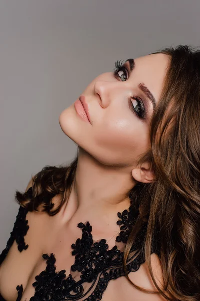 Yakın çekim. Bireysellik. Siyah balo Abiye düşünceli zarif bayan. Studio düzeltisiz fotoğraf.