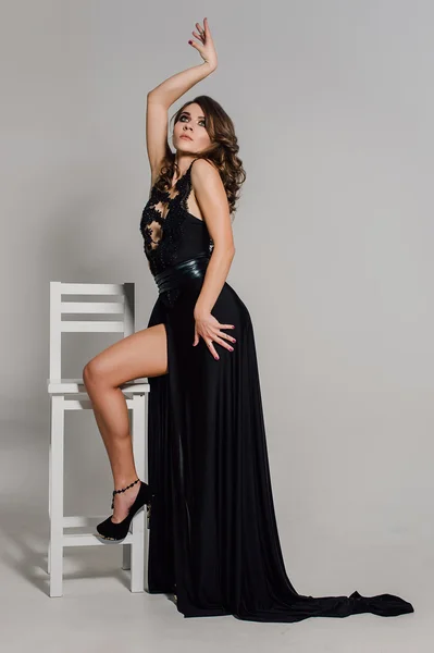 Individualiteit. Doordachte elegante dame in zwarte Prom avondjurk. Studio geretoucheerde foto. — Stockfoto