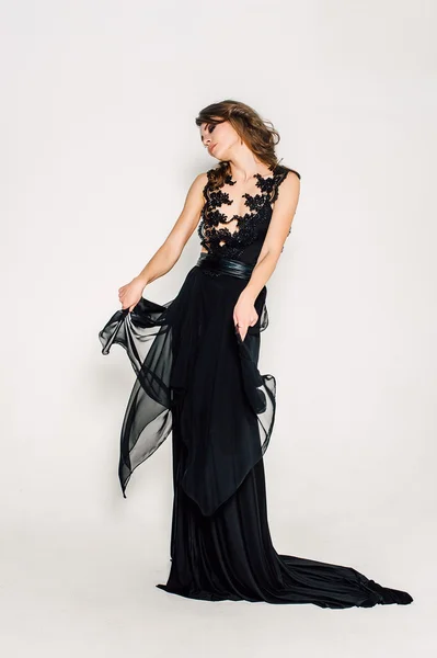 Individualität. Nachdenkliche elegante Dame im schwarzen Abendkleid. Atelier retuschiert Foto. — Stockfoto