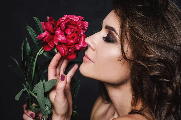 Güzel seksi şık genç yetişkin kadın iç çamaşırı pembe peonies güzel buket ile. Stüdyo çekim düzeltisiz. Yakın çekim.