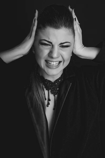 Συναισθηματική πορτρέτο του μια όμορφη κοπέλα εκφράζει φόβο, θυμό, κλάμα, θέτοντας πάνω από το μαύρο φόντο. Τέλειο δέρμα και τα μαλλιά. Κοντινό πλάνο. Μαύρο και άσπρο (μονόχρωμη) retouched studio βολή — Φωτογραφία Αρχείου