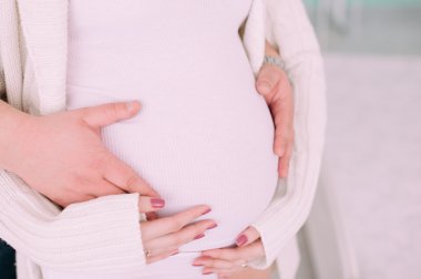 Sevimli bir hamile göbeğini kapat.