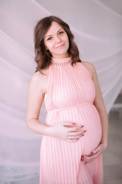 Mutlu hamile bir kadın çocuk bekliyor. — Stok fotoğraf