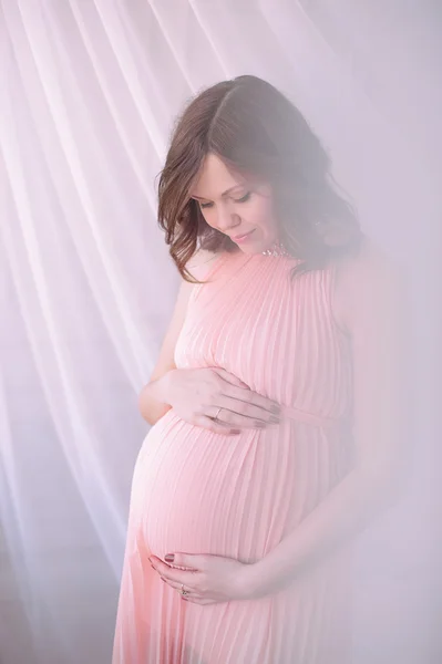 Felice giovane donna incinta in attesa di un bambino — Foto Stock