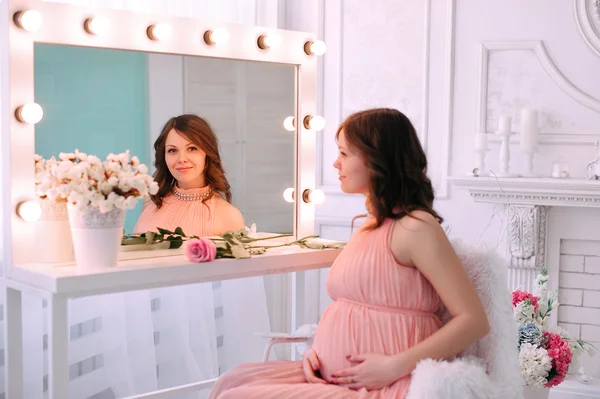 Gelukkig zwanger jong vrouw wachten op een kind — Stockfoto