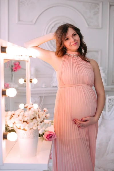 Šťastná těhotná mladá žena čeká na dítě — Stock fotografie