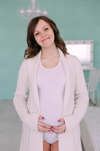 Lycklig gravid ung kvinna väntar på ett barn — Stockfoto