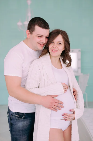 Famille attendant la naissance du bébé. Une femme enceinte et son mari portant des vêtements blancs — Photo