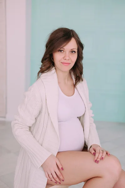 Wanita muda hamil yang bahagia menunggu seorang anak — Stok Foto